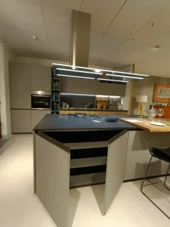 Cucina con isola in laminato materico grigia Kali a prezzo ribassato