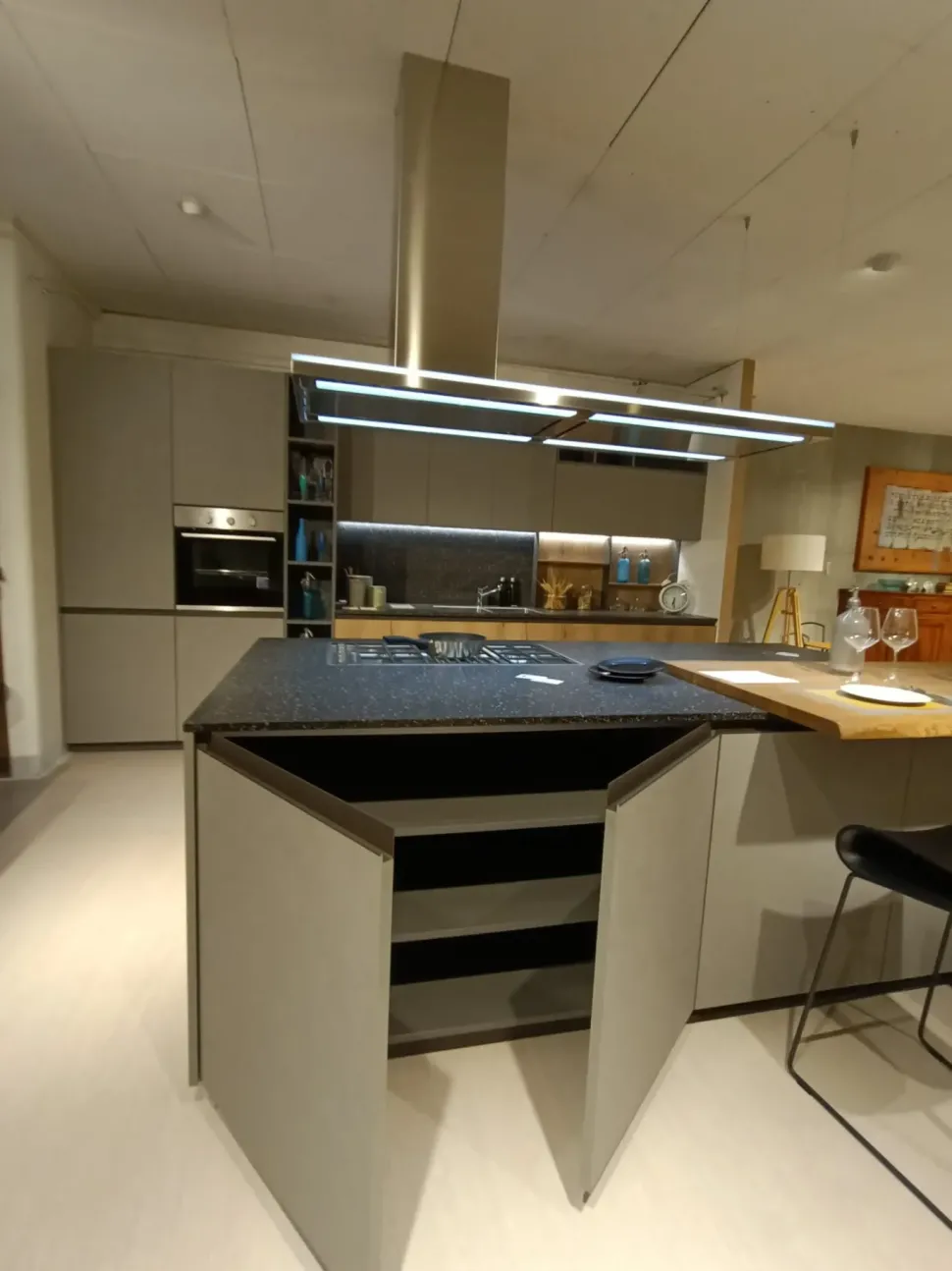 Cucina con isola in laminato materico grigia Kali a prezzo ribassato