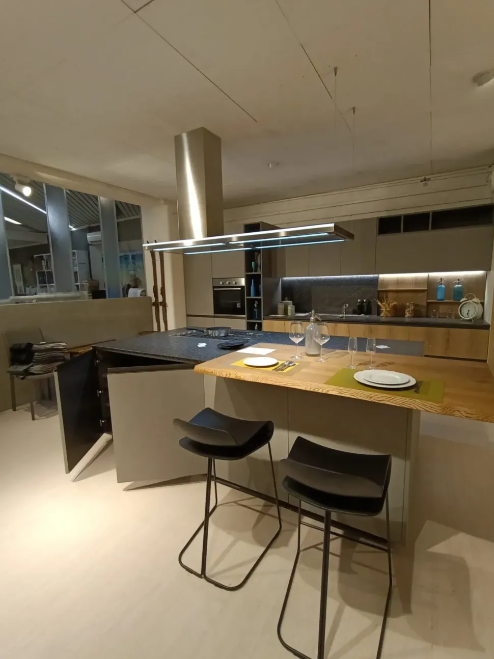 Cucina con isola in laminato materico grigia Kali a prezzo ribassato