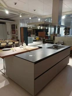 Cucina con isola in laminato materico grigia Kali a prezzo ribassato