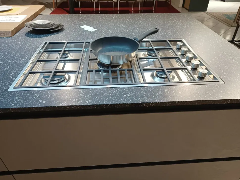 Cucina con isola in laminato materico grigia Kali a prezzo ribassato