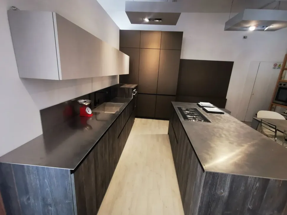 Cucina con isola in laminato materico altri colori Arrex a prezzo ribassato