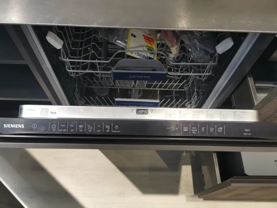 Cucina con isola in laminato materico altri colori Arrex a prezzo ribassato