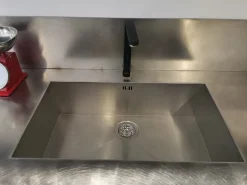 Cucina con isola in laminato materico altri colori Arrex a prezzo ribassato