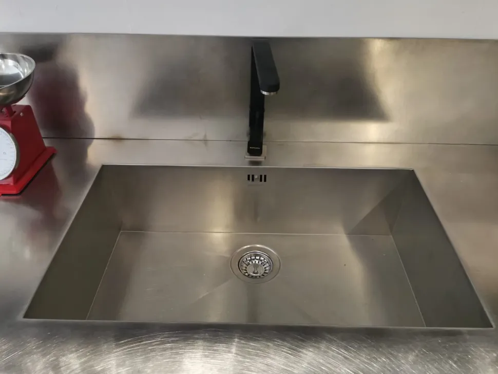 Cucina con isola in laminato materico altri colori Arrex a prezzo ribassato