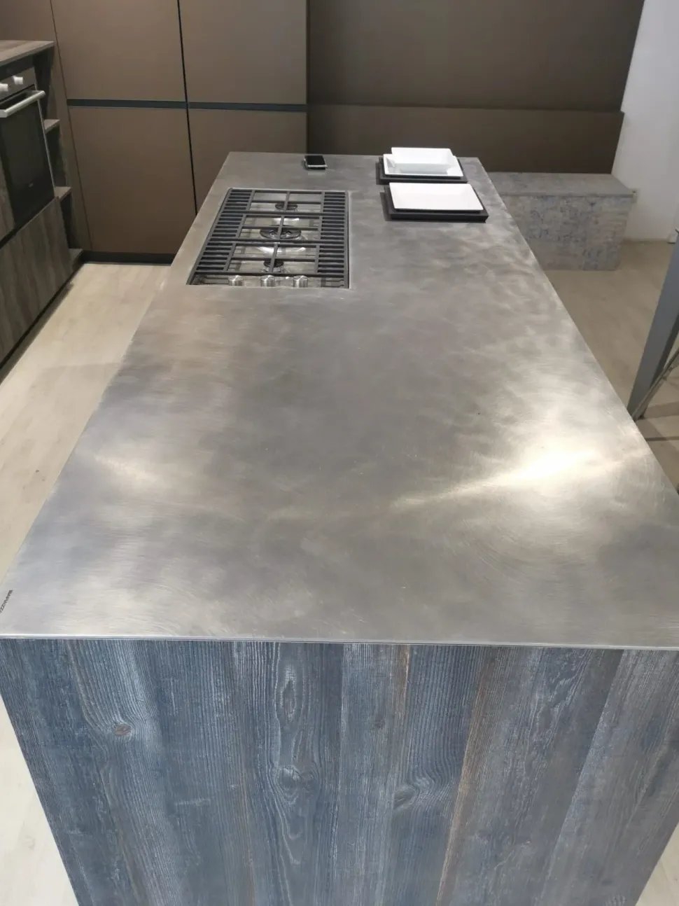 Cucina con isola in laminato materico altri colori Arrex a prezzo ribassato