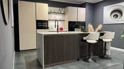 Cucina con isola in laminato materico a prezzo scontato 55%
