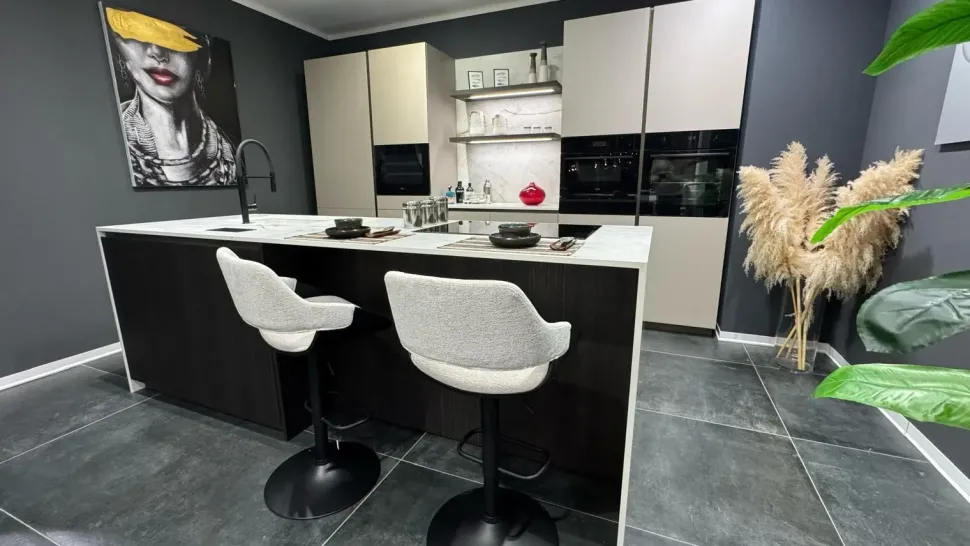 Cucina con isola in laminato materico a prezzo scontato 55%