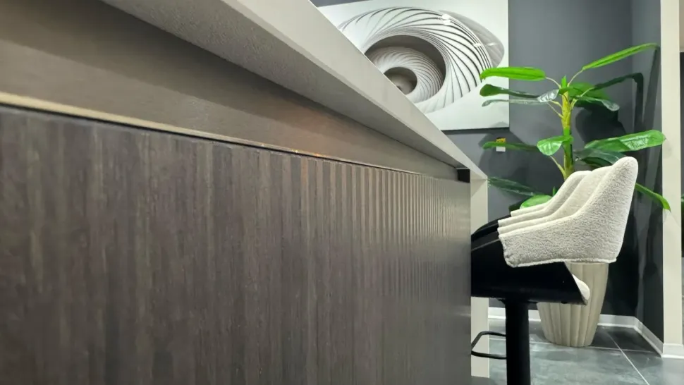 Cucina con isola in laminato materico a prezzo scontato 55%