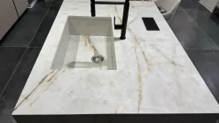 Cucina con isola in laminato materico a prezzo scontato 55%