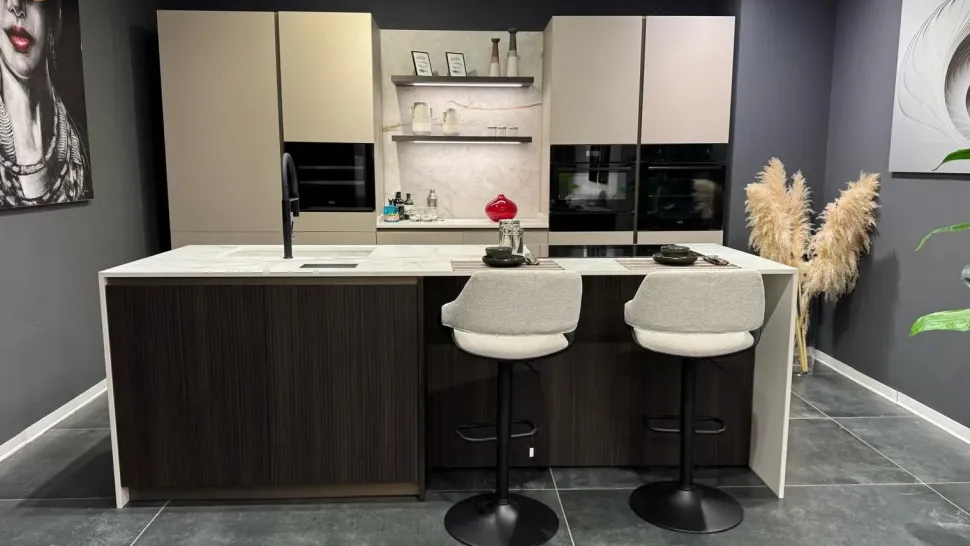 Cucina con isola in laminato materico a prezzo scontato 55%