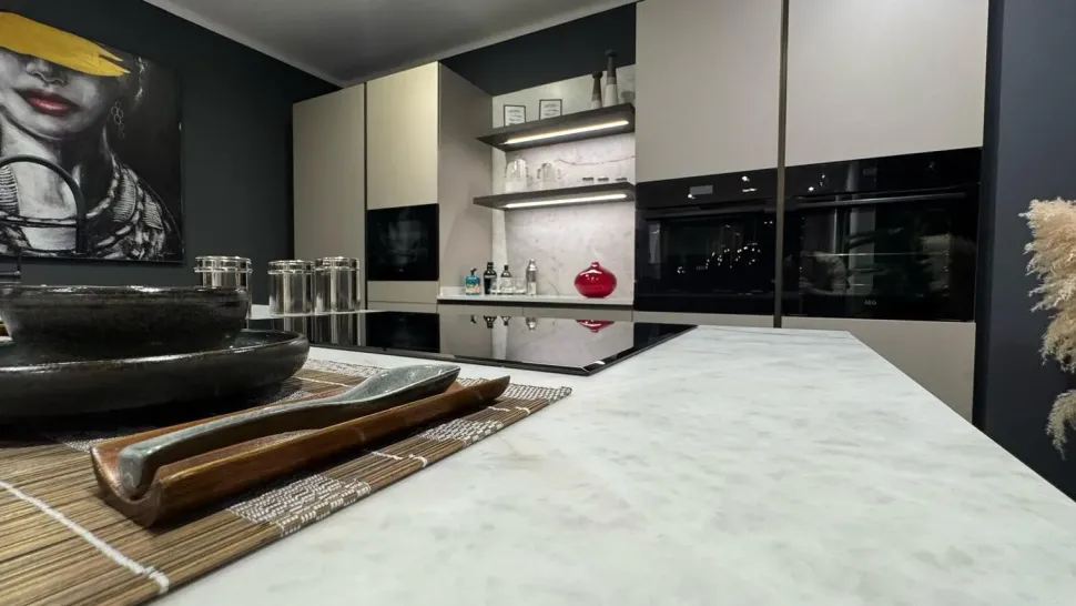 Cucina con isola in laminato materico a prezzo scontato 55%