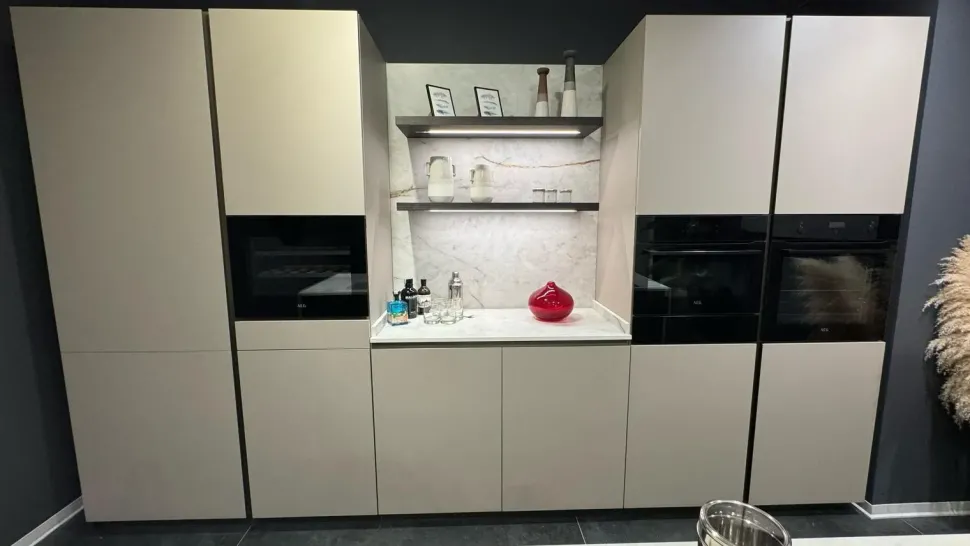 Cucina con isola in laminato materico a prezzo scontato 55%
