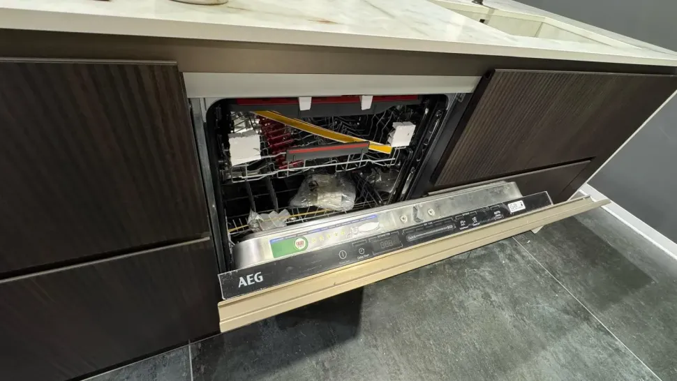 Cucina con isola in laminato materico a prezzo scontato 55%