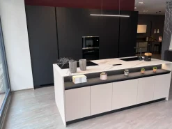 Cucina con isola in laminato opaco a prezzo ribassato 31%