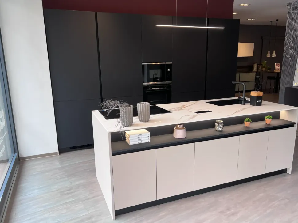 Cucina con isola in laminato opaco a prezzo ribassato 31%
