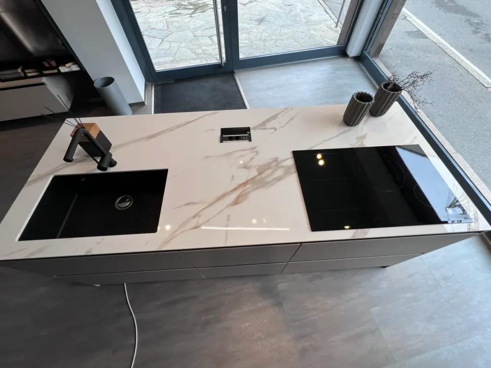 Cucina con isola in laminato opaco a prezzo ribassato 31%