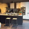 Cucina con isola in laminato materico a prezzo ribassato 52%