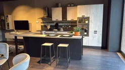 Cucina con isola in laminato materico a prezzo ribassato 52%