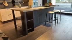 Cucina con isola in laminato materico a prezzo ribassato 52%
