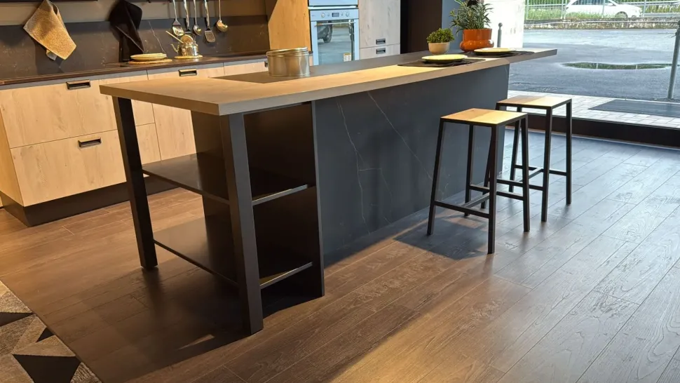 Cucina con isola in laminato materico a prezzo ribassato 52%