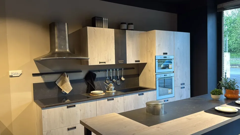 Cucina con isola in laminato materico a prezzo ribassato 52%