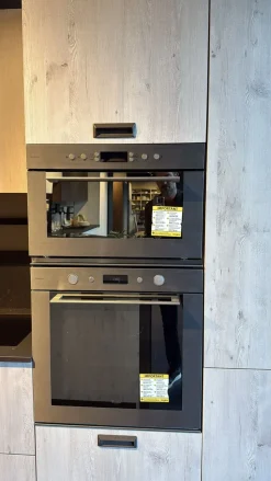 Cucina con isola in laminato materico a prezzo ribassato 52%