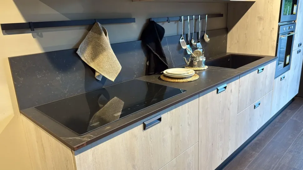 Cucina con isola in laminato materico a prezzo ribassato 52%