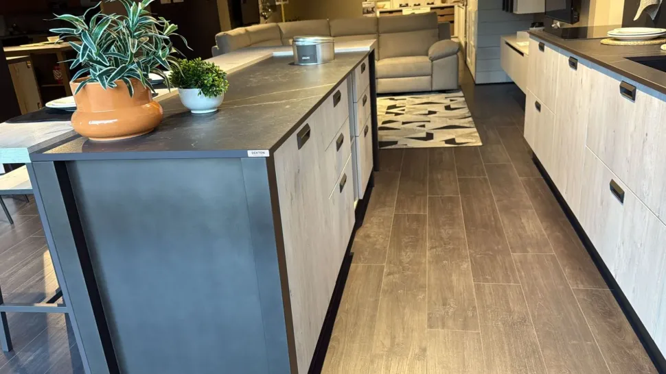 Cucina con isola in laminato materico a prezzo ribassato 52%
