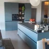 Cucina con isola in laminato opaco modello Cucina e isola in fenix verde commodoro ad un prezzo riservato