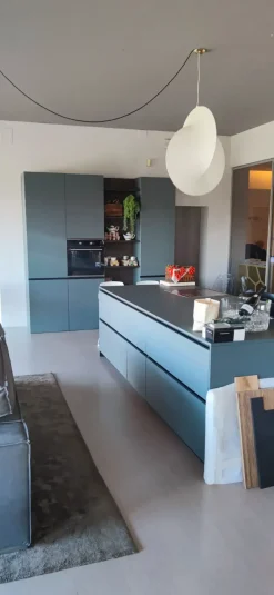 Cucina con isola in laminato opaco modello Cucina e isola in fenix verde commodoro ad un prezzo riservato