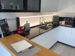 Cucina con isola in laminato opaco a prezzo ribassato 47%