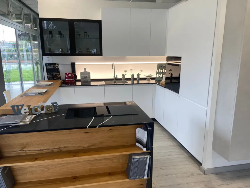 Cucina con isola in laminato opaco a prezzo ribassato 47%