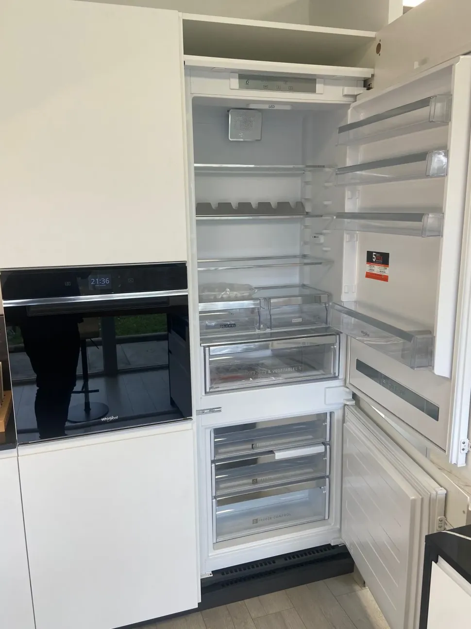 Cucina con isola in laminato opaco a prezzo ribassato 47%