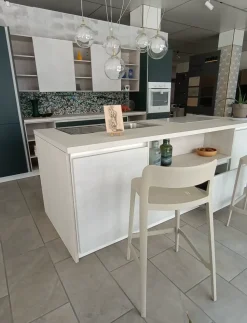 Cucina con isola in nobilitato bianca Green a prezzo ribassato
