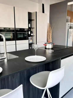 Cucina con isola in nobilitato a prezzo scontato 50%