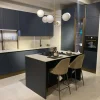 Cucina con isola in polimerico opaco blu Gaia a prezzo scontato