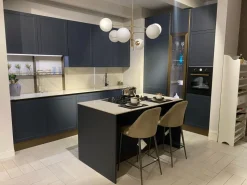 Cucina con isola in polimerico opaco blu Gaia a prezzo scontato