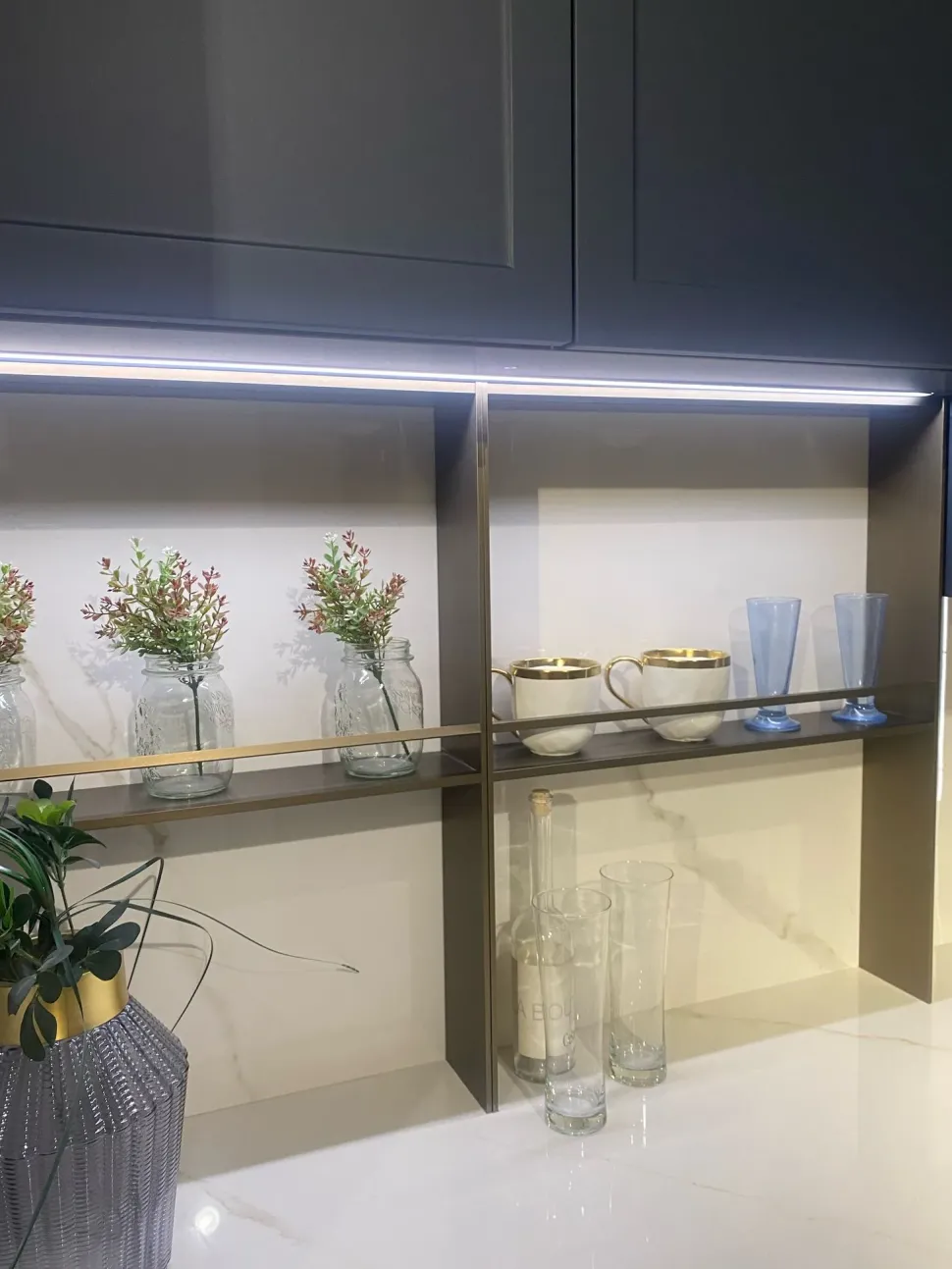 Cucina con isola in polimerico opaco blu Gaia a prezzo scontato