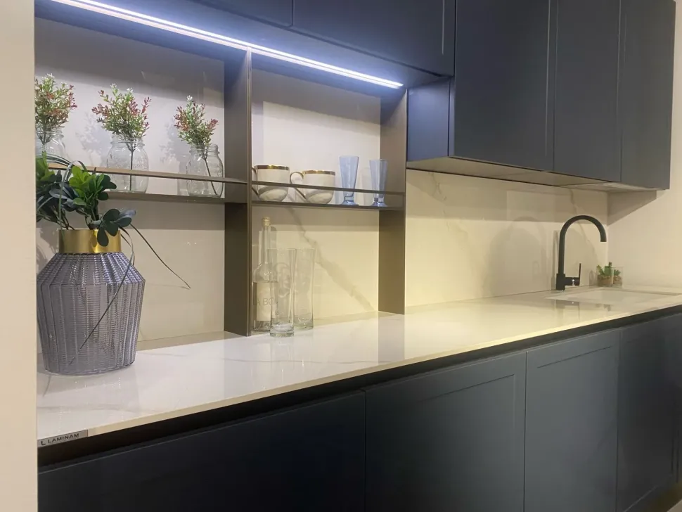 Cucina con isola in polimerico opaco blu Gaia a prezzo scontato