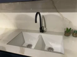 Cucina con isola in polimerico opaco blu Gaia a prezzo scontato