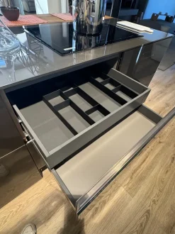 Cucina con isola in vetro a prezzo scontato 45%