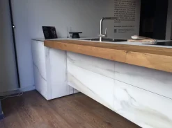 Cucina con isola in vetro a prezzo ribassato 50%