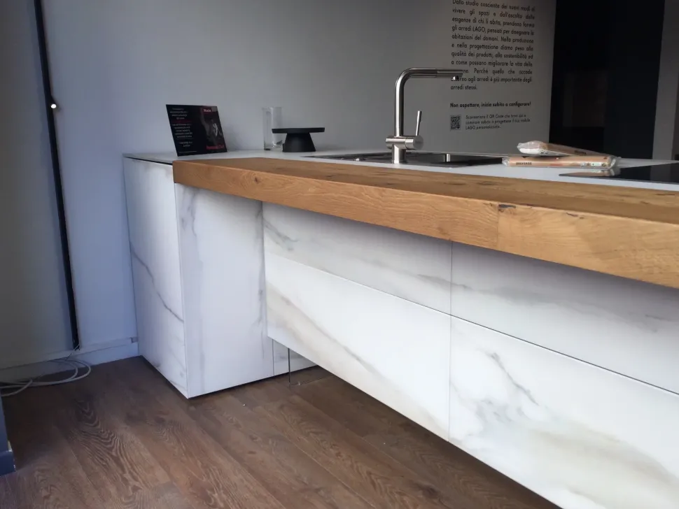 Cucina con isola in vetro a prezzo ribassato 50%