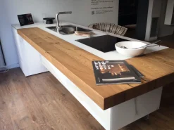 Cucina con isola in vetro a prezzo ribassato 50%