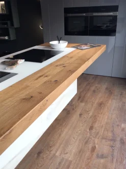 Cucina con isola in vetro a prezzo ribassato 50%