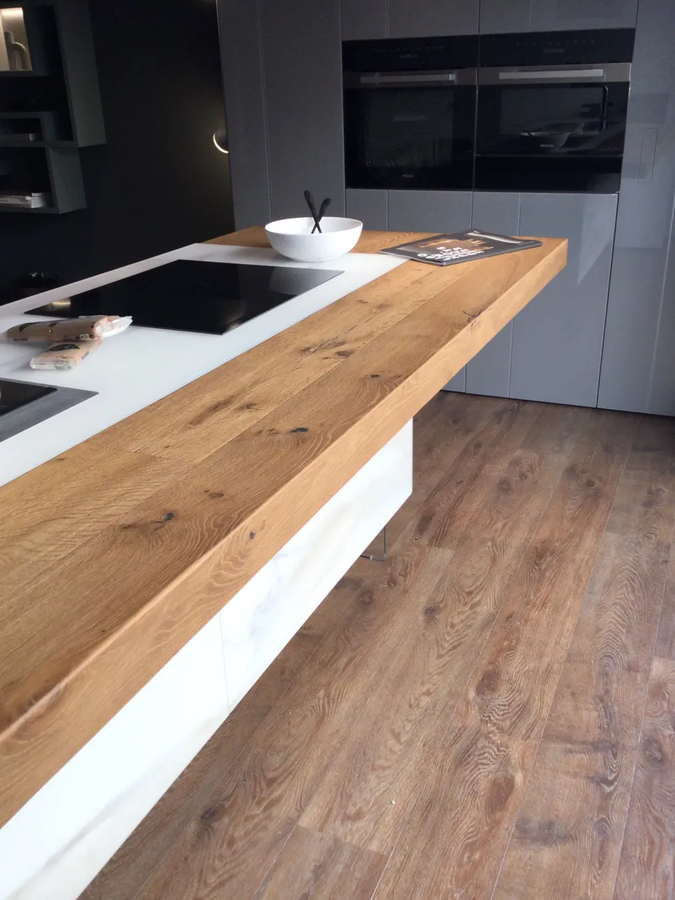 Cucina con isola in vetro a prezzo ribassato 50%