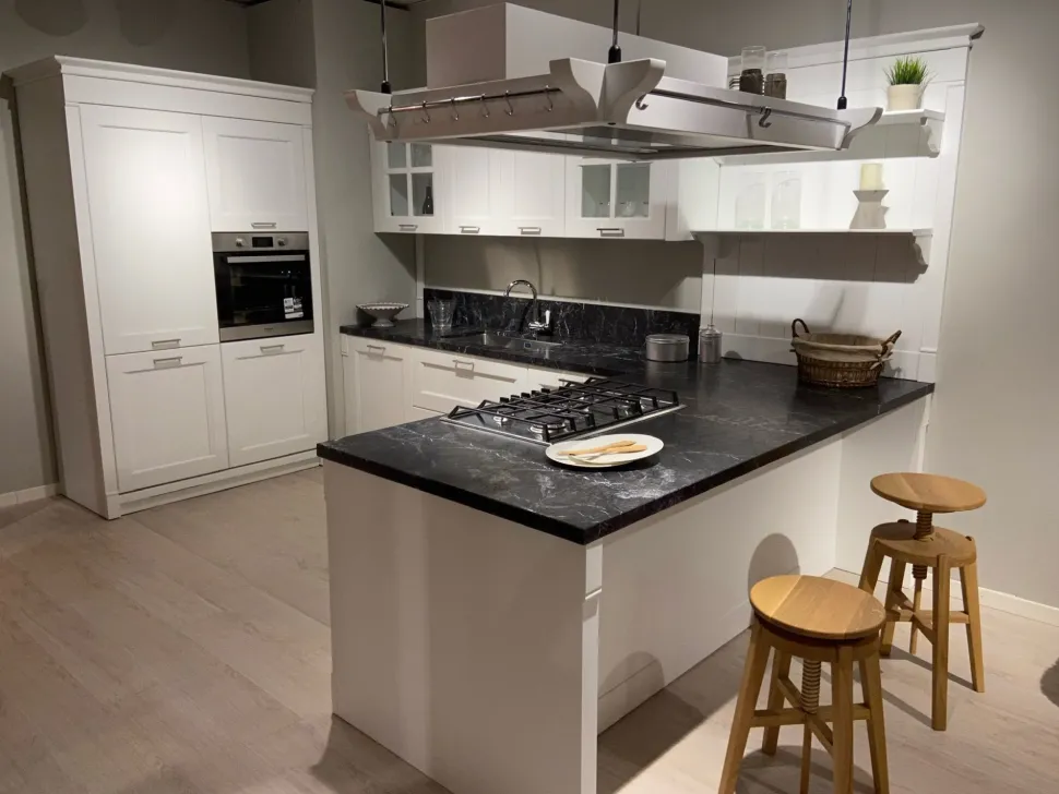 Cucina con penisola in laccato opaco bianca English mood a prezzo ribassato