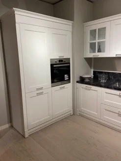 Cucina con penisola in laccato opaco bianca English mood a prezzo ribassato