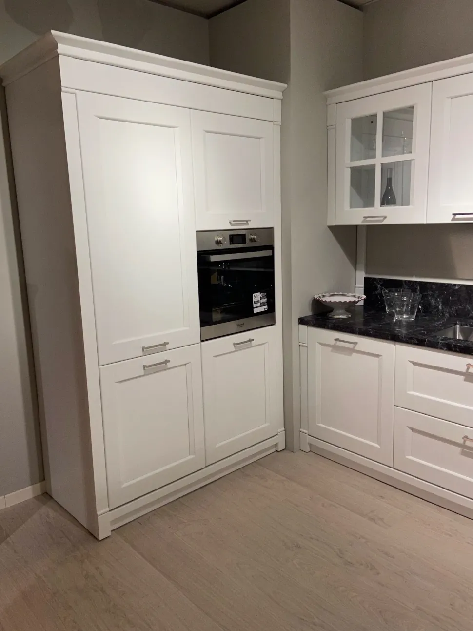 Cucina con penisola in laccato opaco bianca English mood a prezzo ribassato